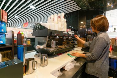 Hong Kong, Çin - 2 Şubat 2019: Pasifik kahvesinin kahve makinesinin arkasında kahve hazırlayan bir barista.