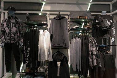 Shenzhen, Çin - Şubat 06, 2019: UpperHills alışveriş merkezindeki Jack ve Jones mağazasında çeşitli giysiler sergilendi. Jack ve Jones geniş bir yelpazede kot, ceket, gömlek, ayakkabı ve aksesuar sunuyorlar..