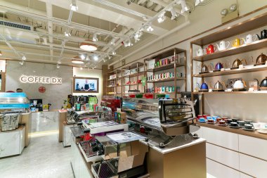 Hong Kong, Çin - 02 Şubat 2019: Ocean Terminal, Harbour City, Hong Kong 'daki Colour Brown mağazası tarafından çekilen ve sergilenen kahve.