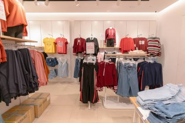 HONG KONG, ÇİN - ŞUBAT 01, 2019: Hong Kong 'daki 6IXTYY8ight mağazasının içi.