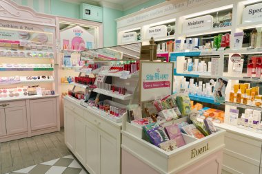 Busan, Güney Kore - 28 Mayıs 2017: Busan 'daki Etude House mağazasının iç çekimi, tasarımı ve mevcut öğeleri gösteriyor. Etude House Güney Kore kozmetik markasıdır..