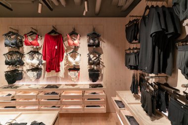 Hong Kong, Çin - 2 Şubat 2019: Hong Kong 'daki Calvin Klein iç çamaşırı mağazasının iç çekimi.