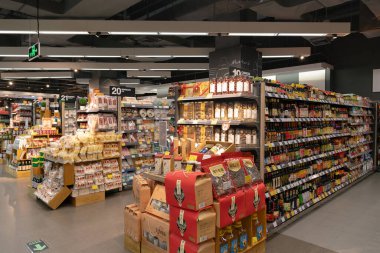 Shenzhen, Çin - Şubat 06, 2019: UpperHills alışveriş merkezindeki Ole 'Food Hall' un iç çekimi. Ole 'Food Hall çeşitli taze ürünler, organik ürünler ve uluslararası mutfaklar sunan bir gıda pazarıdır..