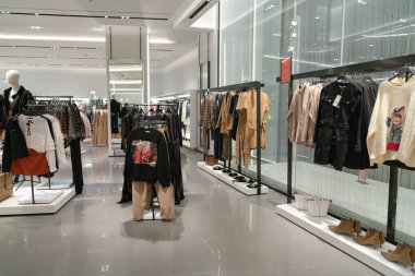 Shenzhen, Çin - Şubat 06, 2019: UpperHills alışveriş merkezindeki bir Zara mağazasında elbise askısı. Zara, erkek, kadın ve çocuklara giysi, ayakkabı ve aksesuar sunan İspanyol bir perakendecidir..