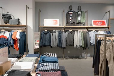 Shenzhen, Çin - Şubat 06, 2019: bir Esprit mağazasının içi. Esprit, erkek, kadın ve çocuklar için geniş bir giyim yelpazesi sunan küresel bir moda markasıdır..