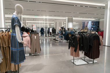 Shenzhen, Çin - Şubat 06, 2019: UpperHills alışveriş merkezinde bir Zara mağazasının içi. Zara, erkek, kadın ve çocuklara giysi, ayakkabı ve aksesuar sunan İspanyol bir perakendecidir..