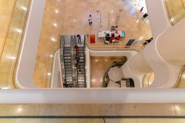 Hong Kong, Çin - 3 Şubat 2019: Hong Kong 'da bir alışveriş merkezinin iç çekimi.