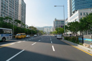 Busan, Güney Kore - 25 Mayıs 2017: Busan 'daki şehir manzarasının sokak seviyesi.