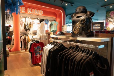 SINGAPORE - 25 AĞUSTOS 2024: Singapur 'daki Changi Uluslararası Havalimanı Terminal 2' deki Hard Rock Kafe Rock Dükkanı 'nda sergilenen marka..
