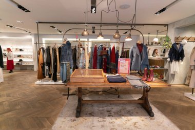 Hong Kong, Çin - 3 Şubat 2019: Hong Kong 'da bir ilk mağazanın iç çekimi.