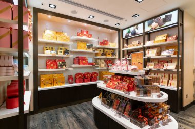 Hong Kong, Çin - 2 Şubat 2019: Godiva ürünleri Hong Kong 'daki mağazanın içindeki raflarda sergilendi. 