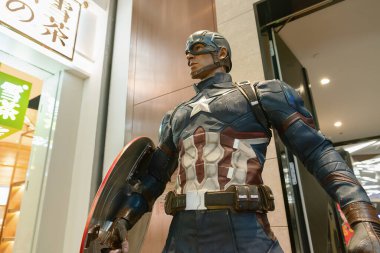 Shenzhen, Çin - Şubat 06, 2019: UpperHills alışveriş merkezinde gerçek boyutlarda bir Kaptan Amerika figürü sergilendi.