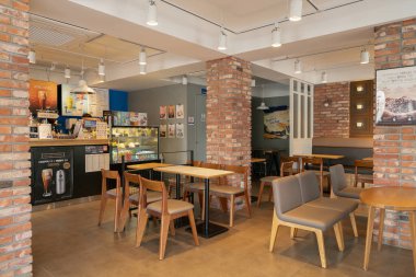 Busan, Güney Kore - 28 Mayıs 2017: Busan 'da bir kafenin iç çekimi.