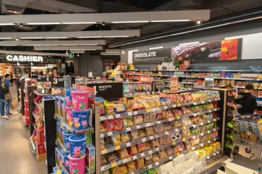 Shenzhen, Çin - Şubat 06, 2019: UpperHills alışveriş merkezindeki Ole 'Food Hall' un iç çekimi. Ole 'Food Hall çeşitli taze ürünler, organik ürünler ve uluslararası mutfaklar sunan bir gıda pazarıdır..