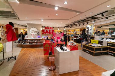 Hong Kong, Çin - 2 Şubat 2019: Hong Kong 'da bir mağazada çeşitli ayakkabılar sergilendi.