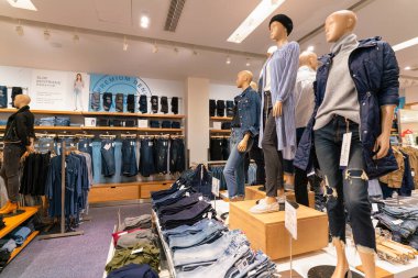 Hong Kong, Çin - 2 Şubat 2019: Hong Kong 'da bir GAP mağazasında giyilen mankenler.