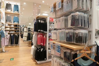 Shenzhen, Çin - Şubat 06, 2019: UpperHills alışveriş merkezindeki Uniqlo mağazasının iç çekimi. Uniqlo, erkek, kadın ve çocuklara giysi ve aksesuar sunan bir Japon markasıdır..