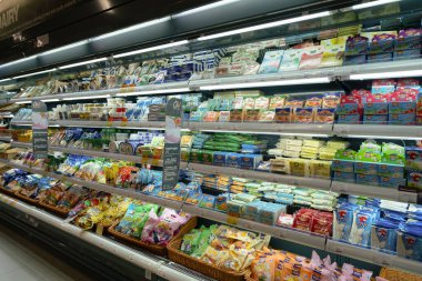 Shenzhen, Çin - Şubat 06, 2019: UpperHills alışveriş merkezindeki Ole 'Food Hall' da süt ürünleri sergileniyor. Ole 'Food Hall taze ürünler, organik ürünler ve uluslararası mutfaklar sunuyor..