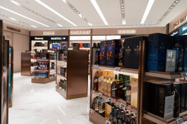 SINGAPORE - 25 AĞUSTOS 2024: Singapur 'daki Changi Uluslararası Havalimanı' ndaki vergisiz bölgede sergilenen mallar.