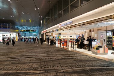 SINGAPORE - 25 AĞUSTOS 2024: Singapur 'daki Changi Uluslararası Havaalanı' nın içini geniş açılı görüş
