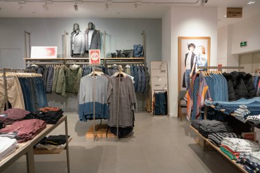 Shenzhen, Çin - Şubat 06, 2019: bir Esprit mağazasının içi. Esprit, erkek, kadın ve çocuklar için geniş bir giyim yelpazesi sunan küresel bir moda markasıdır..