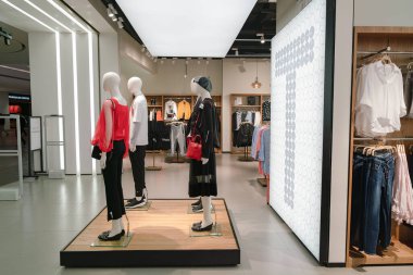 Shenzhen, Çin - Şubat 06, 2019: UpperHills alışveriş merkezindeki Topfeeling mağazasında giysili mankenler sergileniyor.