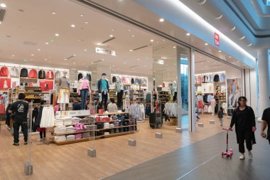 Shenzhen, Çin - Şubat 06, 2019: UpperHills alışveriş merkezindeki Uniqlo mağazası. Japon markası Uniqlo, erkekler, kadınlar ve çocuklar için çeşitli giysiler sunar..