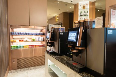SINGAPORE - 25 AĞUSTOS 2024: Changi Uluslararası Havalimanı 'ndaki SATS Premier Lounge' da görülen kahve makineleri.