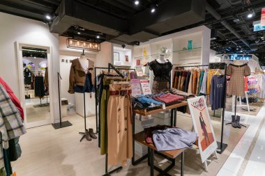 Hong Kong, Çin - 2 Şubat 2019: Hong Kong 'da bir alışveriş merkezinde çeşitli giysiler sergilendi.