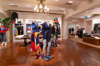 Hong Kong, Çin - 2 Şubat 2019: Hong Kong 'da bir elbise mağazasında giyilen mankenler. Bir giyim mağazası hazır giysi satan herhangi bir mağazadır..