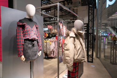 Shenzhen, Çin - Şubat 06, 2019: UpperHills alışveriş merkezindeki bir Bershka mağazasında giyilmiş mankenler sergileniyor. Bershka giysi ve aksesuar sunan İspanyol bir perakendecidir..