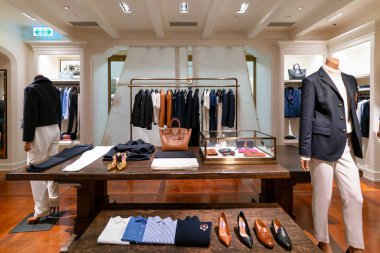 Hong Kong, Çin - 2 Şubat 2019: Hong Kong 'da bir mağazada çeşitli giysiler sergilendi.