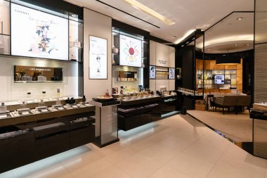 Hong Kong, Çin - 3 Şubat 2019: Hong Kong 'da bir Chanel mağazasının iç çekimi.
