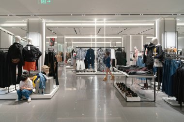 Shenzhen, Çin - Şubat 06, 2019: UpperHills alışveriş merkezinde bir Zara mağazasının içi. Zara, erkek, kadın ve çocuklara giysi, ayakkabı ve aksesuar sunan İspanyol bir perakendecidir..