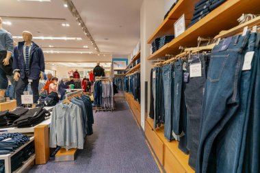 Hong Kong, Çin - 2 Şubat 2019: Hong Kong 'da bir GAP mağazasında çeşitli kot pantolonlar sergileniyor.