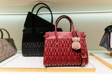 Hong Kong, Çin - 2 Şubat 2019: Hong Kong 'da bir Furla mağazasının içindeki raflarda kadın çantaları sergileniyor