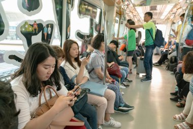 Busan, Güney Kore - 24 Mayıs 2017: Busan-Gimhae Demiryolu Transit treninde, yolcular otomatik, sürücüsüz hat boyunca seyahat ederler..