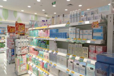 Shenzhen, Çin - Şubat 06, 2019: UpperHills 'teki Mannings mağazasında sergilenen eşyalar. Mannings, sağlık ürünleri, kozmetik ürünleri ve kişisel bakım ürünleri sunan Hong Kong merkezli bir eczane zinciri..