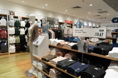 SINGAPORE - 25 Ağustos 2024: Changi Uluslararası Havaalanı 'ndaki Uniqlo mağazasında giysi sergilendi.