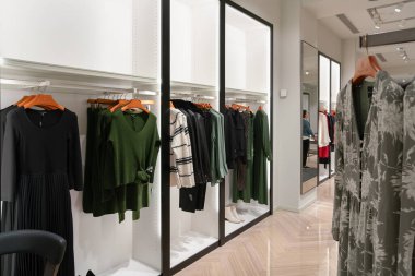 Shenzhen, Çin - Şubat 06, 2019: UpperHills alışveriş merkezindeki Massimo Dutti mağazasının iç çekimi. Massimo Dutti İspanyol bir perakendecidir. Kadın ve erkeklere giysi ve aksesuar sunar..