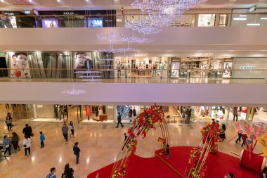 Hong Kong, Çin - 3 Şubat 2019: Hong Kong 'da bir alışveriş merkezinin iç çekimi.