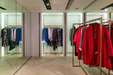 Hong Kong, Çin - 2 Şubat 2019: Hong Kong 'da bir Jessica perakende mağazasında çeşitli kıyafetler sergilendi.
