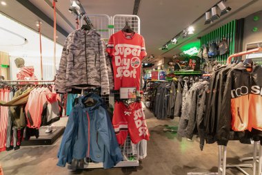 HONG KONG, ÇİN - ŞUBAT 01, 2019: Hong Kong 'daki bir spor mağazasının iç çekimleri.