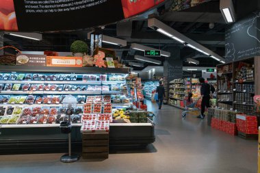Shenzhen, Çin - Şubat 06, 2019: UpperHills alışveriş merkezindeki Ole 'Food Hall' un iç çekimi. Ole 'Food Hall çeşitli taze ürünler, organik ürünler ve uluslararası mutfaklar sunan bir gıda pazarıdır..