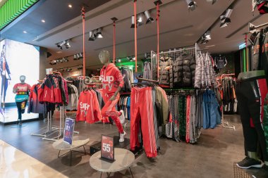 HONG KONG, ÇİN - ŞUBAT 01, 2019: Hong Kong 'daki bir spor mağazasında çeşitli giysiler sergilendi.