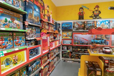 Shenzhen, Çin - Şubat 06, 2019: UpperHills alışveriş merkezindeki bir LEGO mağazasının iç çekimi. LEGO, yaratıcılık ve oyun alanlarında geniş bir yelpazede sunulan bir marka..