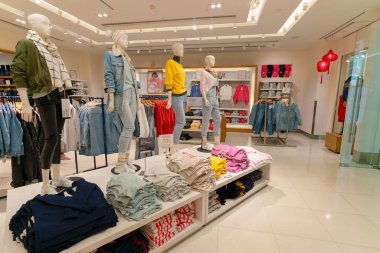 Hong Kong, Çin - 2 Şubat 2019: Hong Kong 'da bir GAP mağazasında giyilen mankenler.