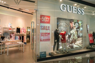Shenzhen, Çin - Şubat 06, 2019: 9 Square alışveriş merkezindeki bir tahmin mağazasının önünde. Sanırım moda kıyafetleri, aksesuarları ve ayakkabıları ile tanınan bir Amerikan giyim markası..