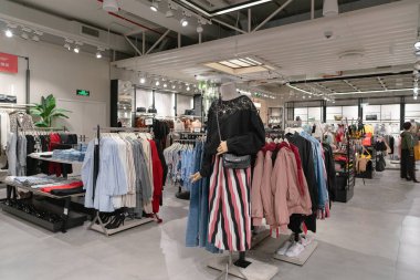 Shenzhen, Çin - Şubat 06, 2019: UpperHills alışveriş merkezindeki bir Stradivarius mağazasının iç çekimi. Stradivarius, kadınlara giysi ve aksesuar sunan İspanyol bir perakendecidir..