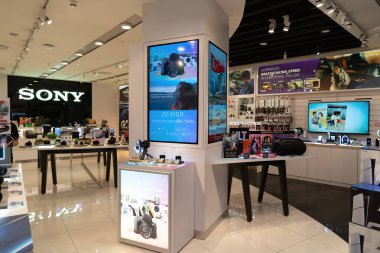 SINGAPORE - 25 AĞUSTOS 2024: Changi Uluslararası Havalimanı Sony Store, Singapur 'da çeşitli elektronik ve cihazlar sunmaktadır..